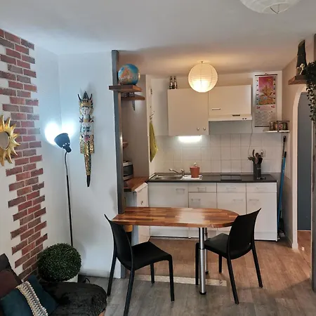 Chambre Separee Metro Apartment